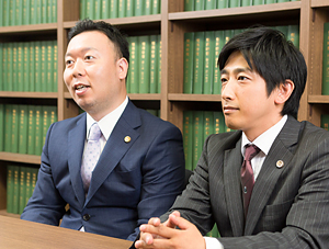 依頼者の話を聞く鈴木弁護士